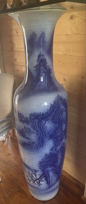 Recheio de casa sendo  1 cadeirão, 2 cadeiras e 2 jarrões grandes