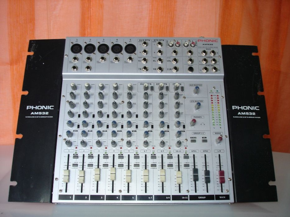 Mesa de Mistura PHONIC AM-532.