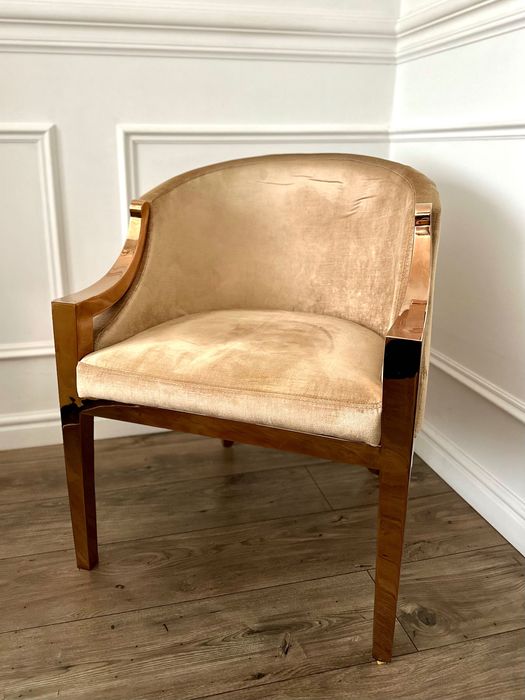 Elegancki fotel w stylu modern classic miedziane