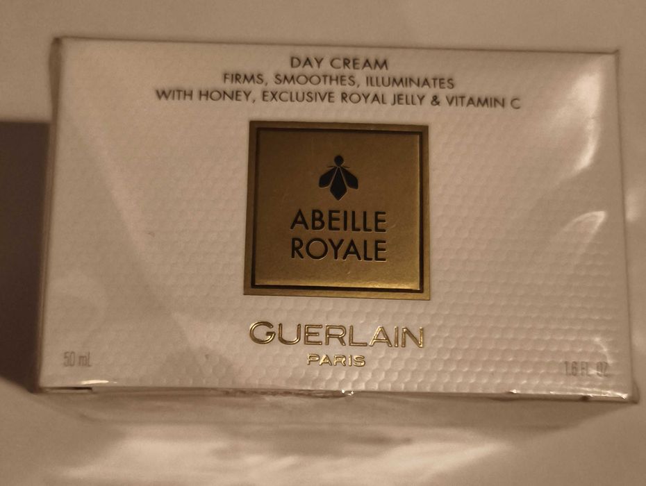 Uma marca premium para cuidar do seu rosto. Creme dia e noite.