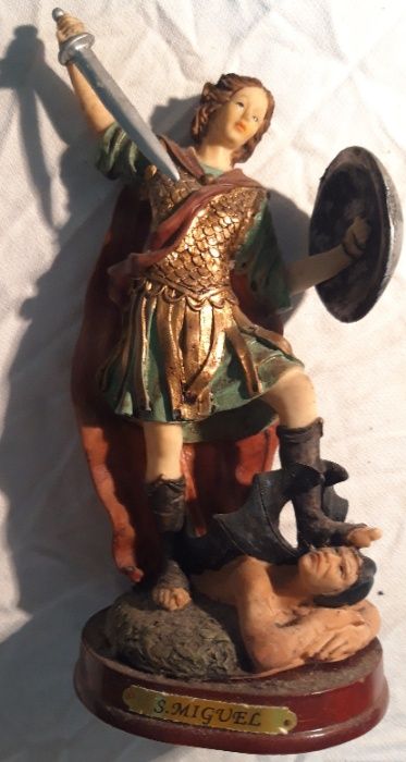 São Miguel Estatueta Decorativa