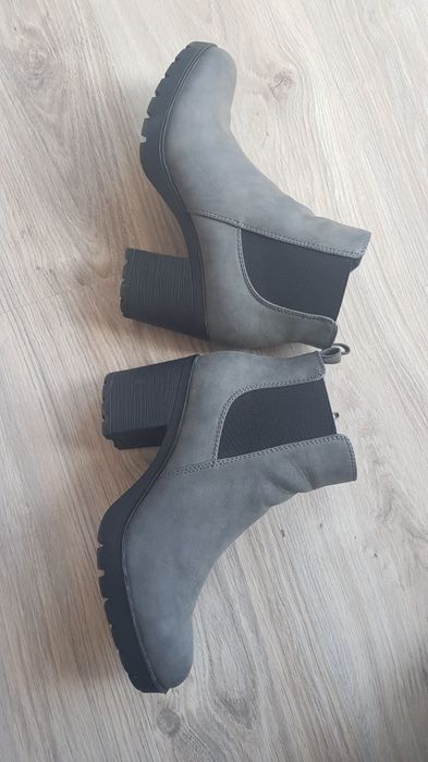 Szare Botki na słupku Graceland