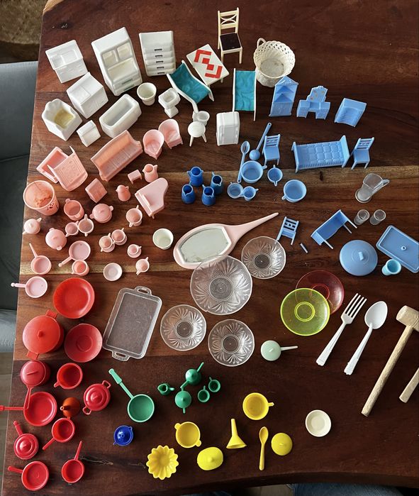 Brinquedos - moveis e loiças de plastico