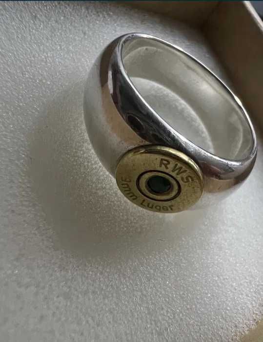 Серебряный мужской перстень с гильзой Luger 9 мм и изумрудом.