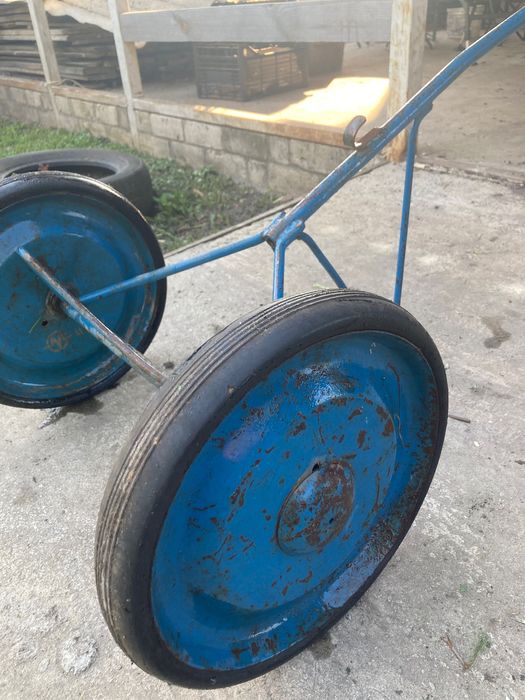 Теліжка для бідонів