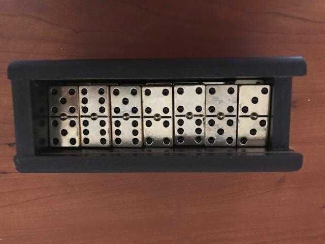 Dominó em metal dourado