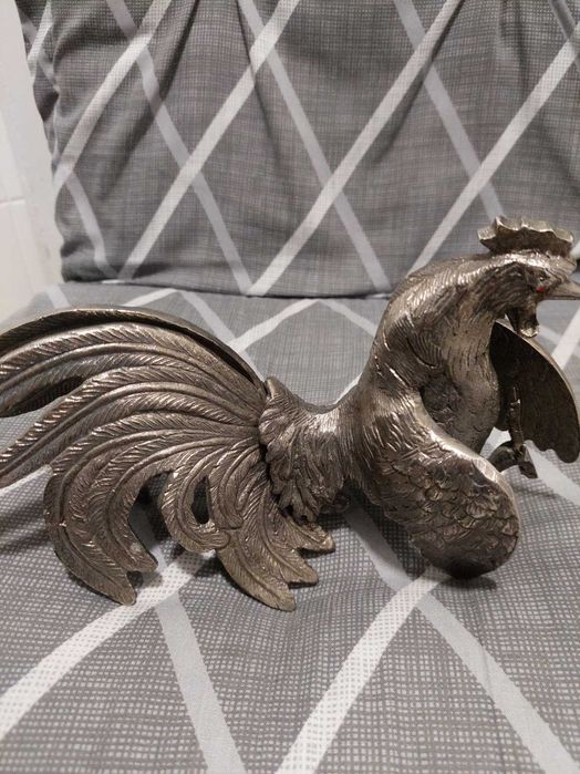 Galo em metal para decoração