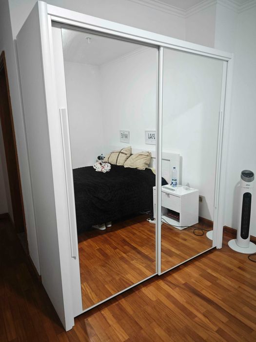 Quarto de casal completo em branco piano