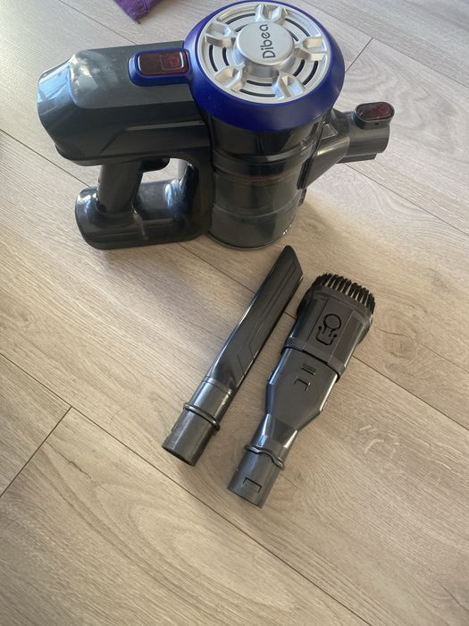 Dwa odkurzacze reczne.