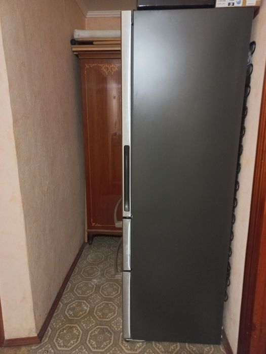 Продам  холодильник Haier. Потребує  ремонту .В  хорошому стані.
