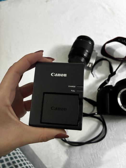 Canon  EOS 2000D