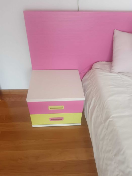 Cama, mesinha de cabeceira e estante, de menina