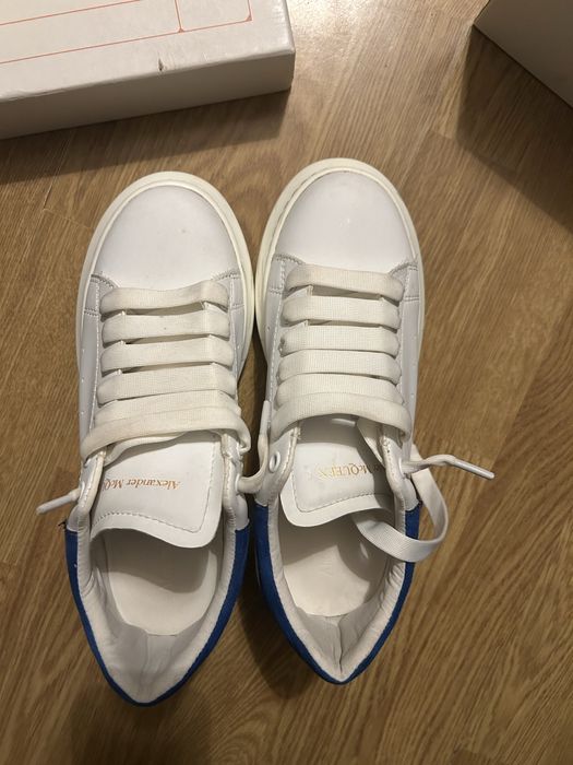 Tenis Alexander McQueen azul e branco