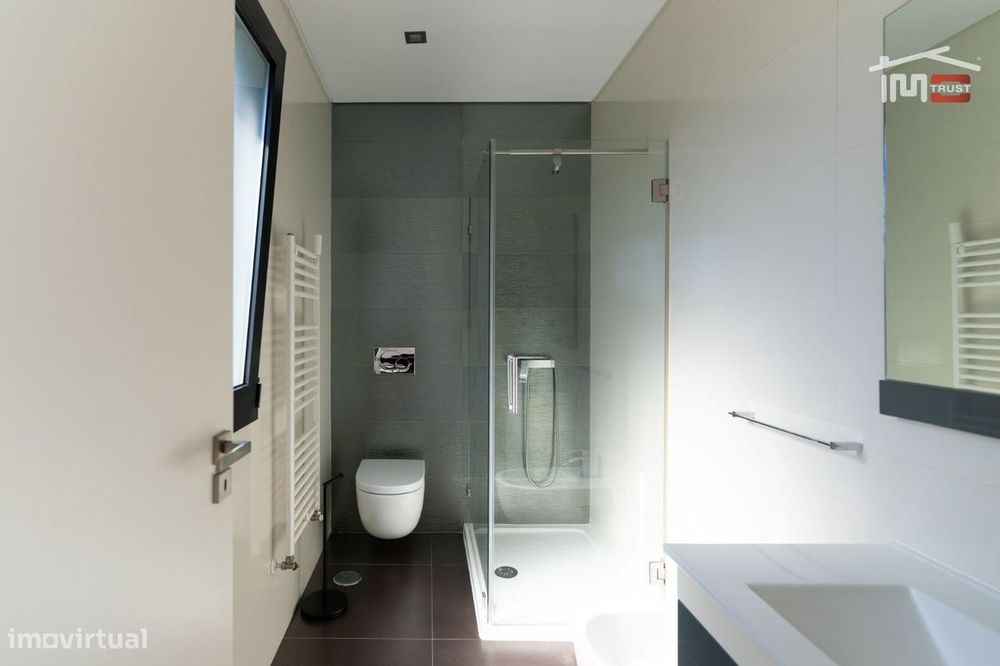 Apartamento T2 Com Cozinha Equipada  Como Novo Com Elevador E Garag...