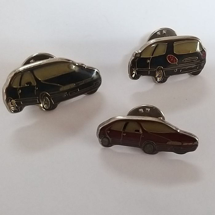 3 pins de carros.