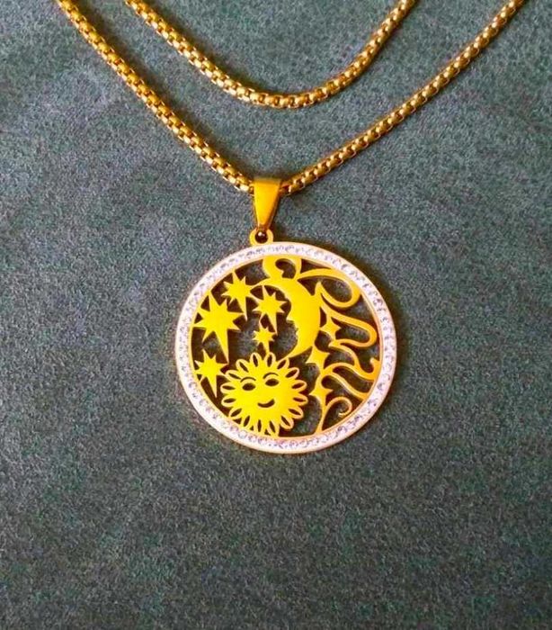 Colar Aço Dourado Grosso e Medalha Brilhante c/ Sol e Lua NOVO