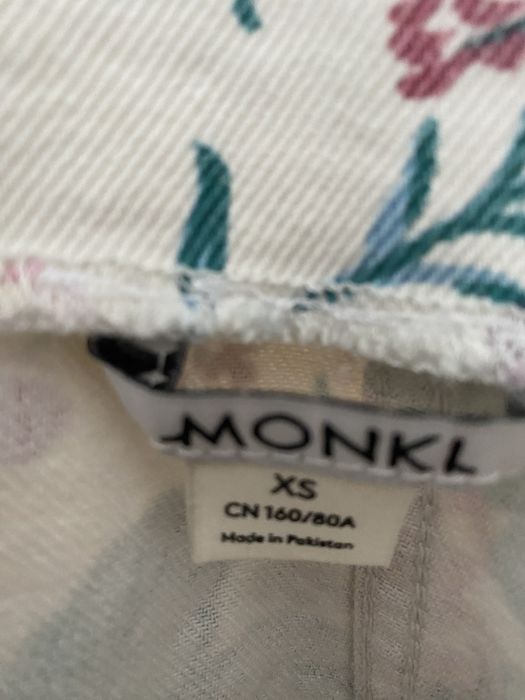 Sukienka ogrodniczka Monki