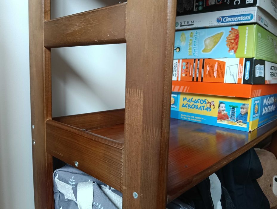 Estante de madeira maciça