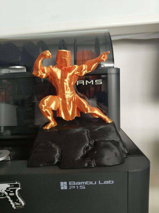 Rzeżba w kształcie rycerza bodybuildera