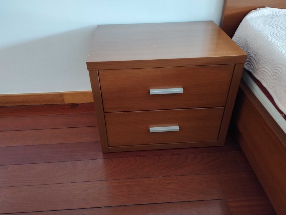 Cama casal king size c/estrado mesinhas e comoda - Bom estado