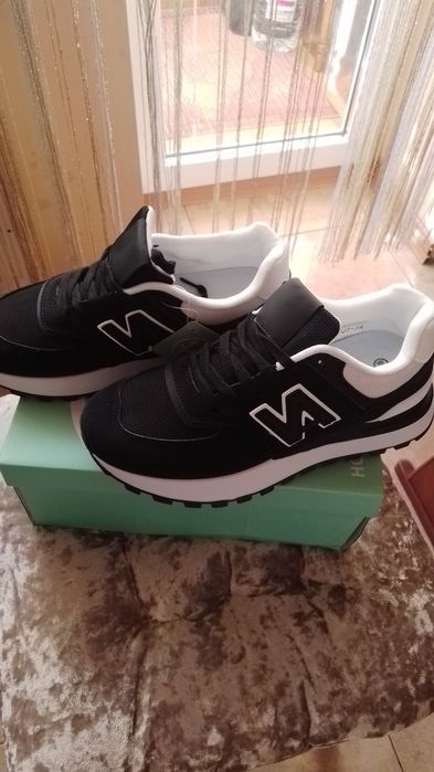 Жіночі кросівки.Нові