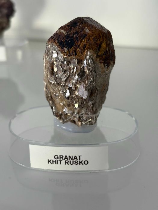 Granat w błyszczącej mice – Khit Ostrov, Karelia, Rosja [84g]