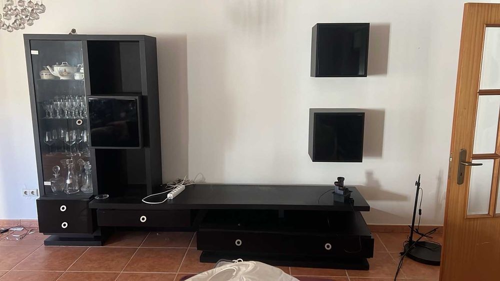 Conjunto de Móvel de Sala em Preto – Vitrine, Móvel TV e Prateleiras