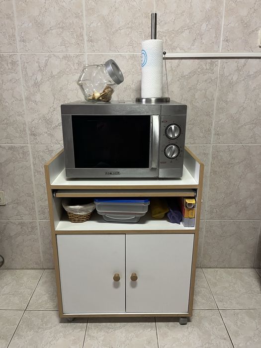 Móvel de microondas com arrumação e rodas