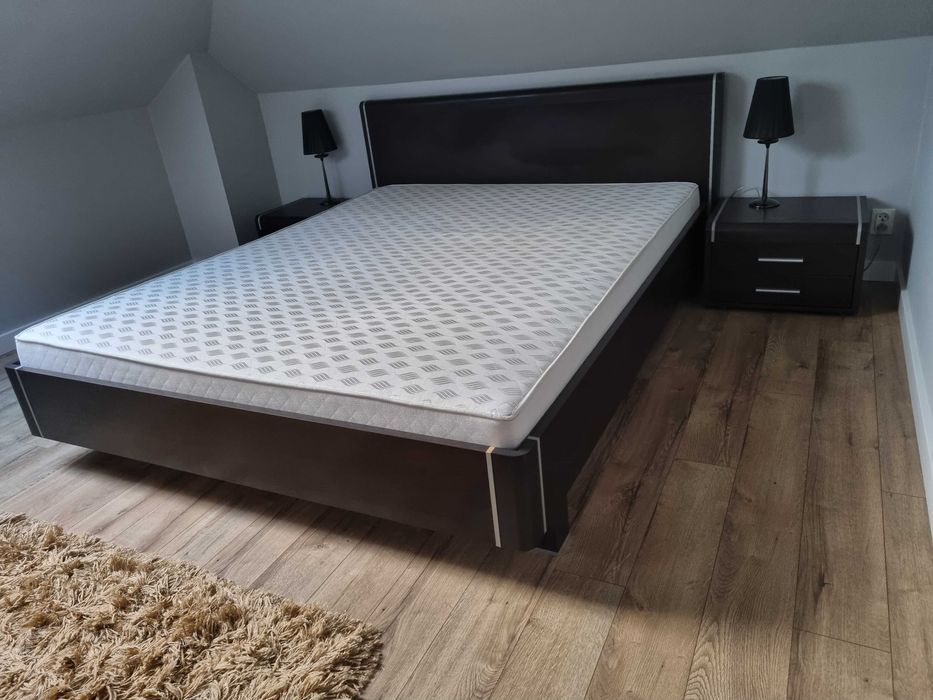 Ładny solidny zestaw mebli do sypialni