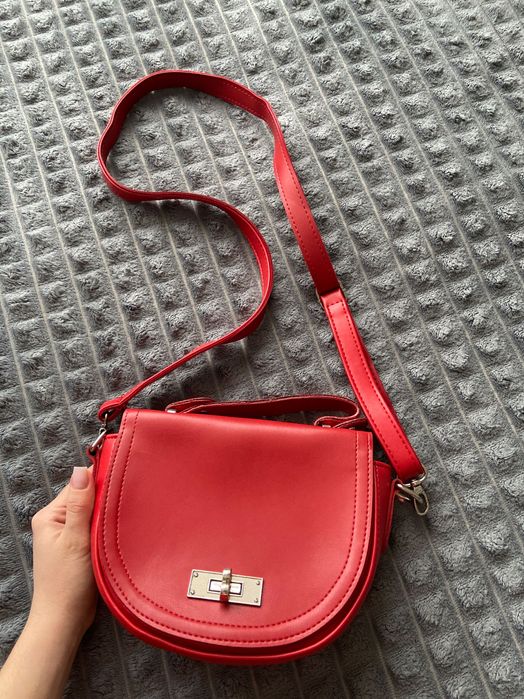 Жіноча червона сумочка