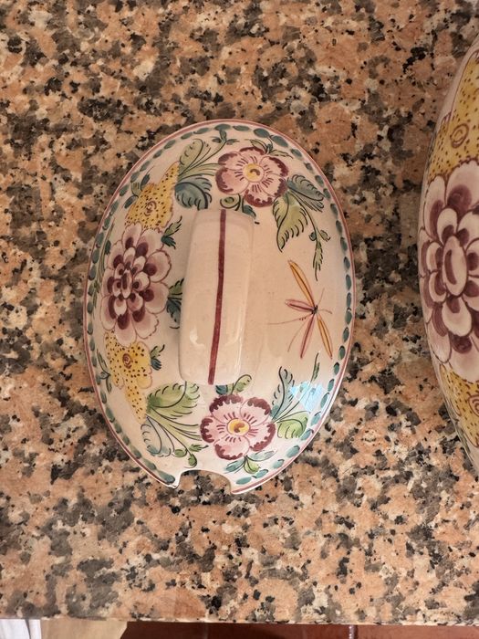 terrina de cerâmica pintada à mão