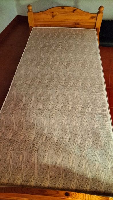 Cama singular em madeira com colchão 100x210 cm. - Como novo, pouco usado.