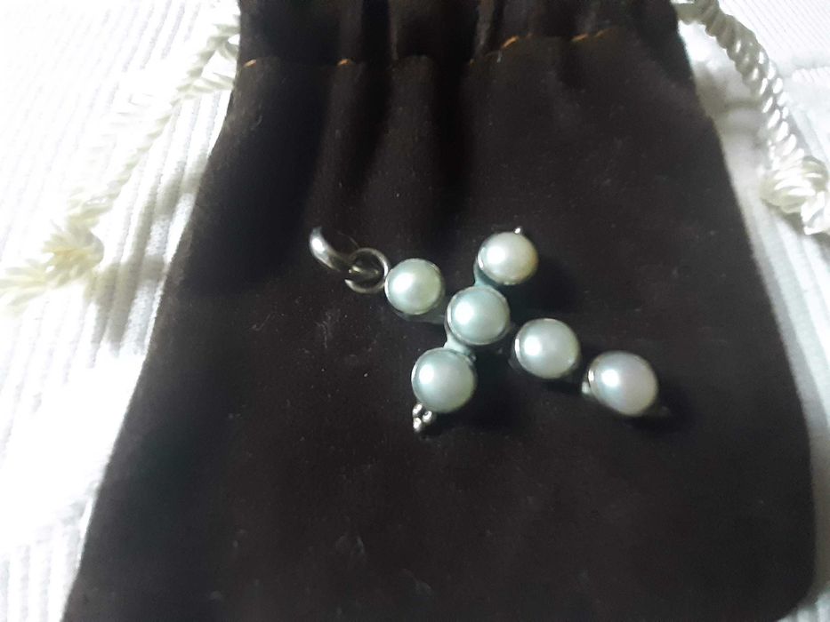 Crucifixo pendente em prata contrastada e pérolas, nunca usado