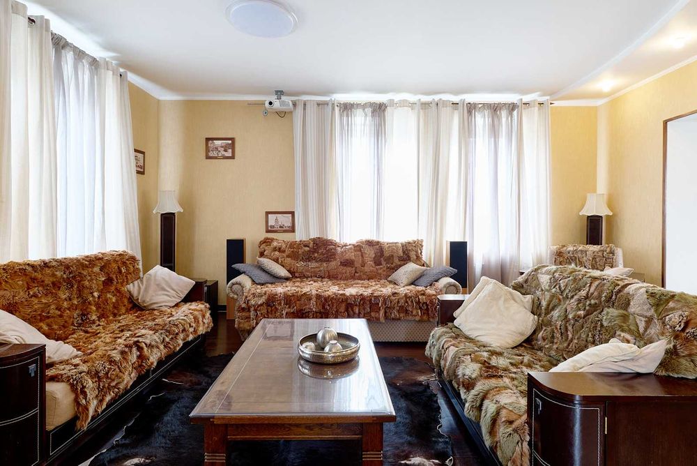 Дизайнерский дом с бассейном  посуточно . Красивый сад с озером, сауна