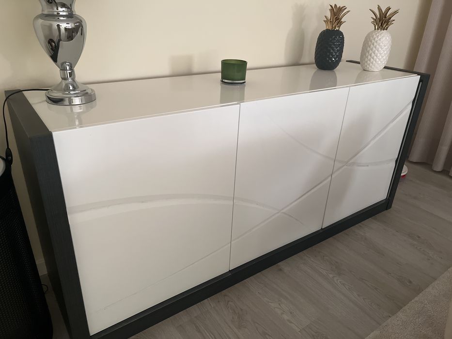 Movel aparador branco com  led incorporado