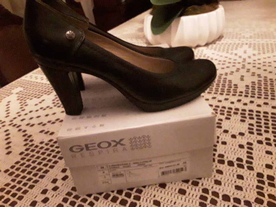 Sapatos Geox. Pele genuína. Novos.