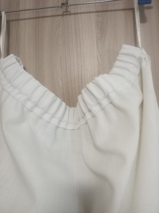 Строга біла юбка з розрізом .