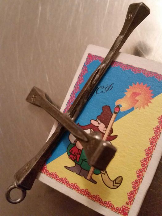 Крестик из подковных гвоздей