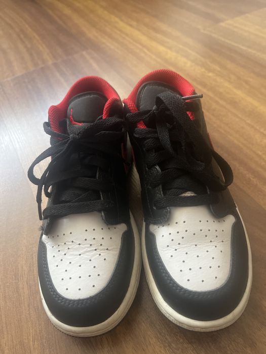 Nike Air Jordan 1 Low w kolorystyce czarno-biało-czerwonej