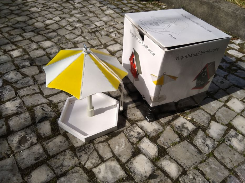 Comedouro de jardim para pássaros