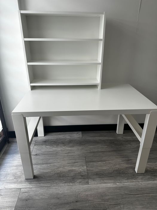 Biurko dziecięce Ikea z półkami