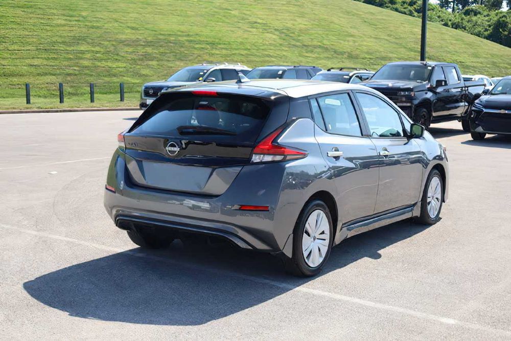 Nissan LEAF      2022
