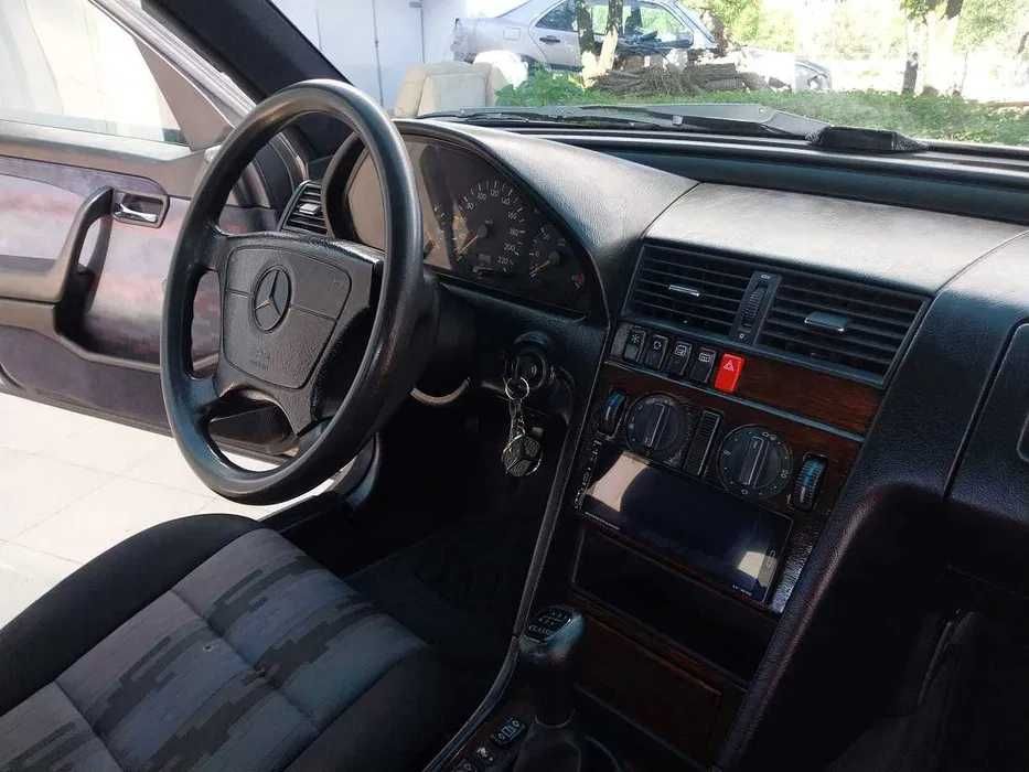 Mercedes-Benz 220 — fotografia 8