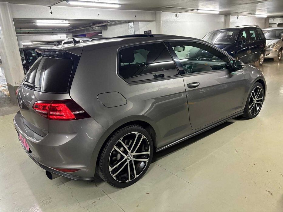 Golf 7 GTD 184 cv - Estofos em pele / Dynaudio / Jantes 18/ Teto de abrir / DCC / Engate de reboque - 1.º Dono