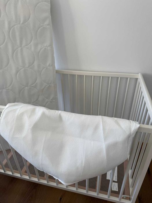 Berço branco IKEA Gulliver para bebé com colchão e protetor