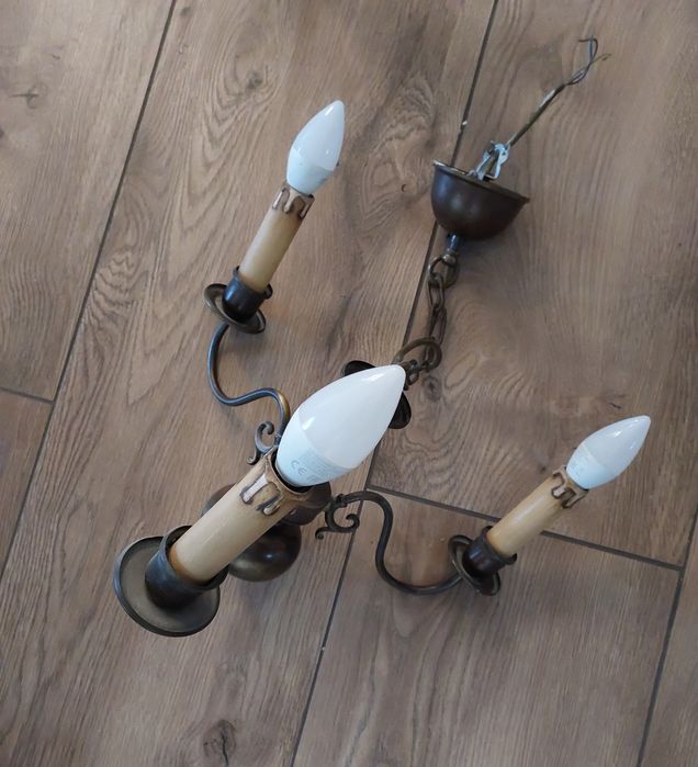 Lampa wisząca na łańcuchu.