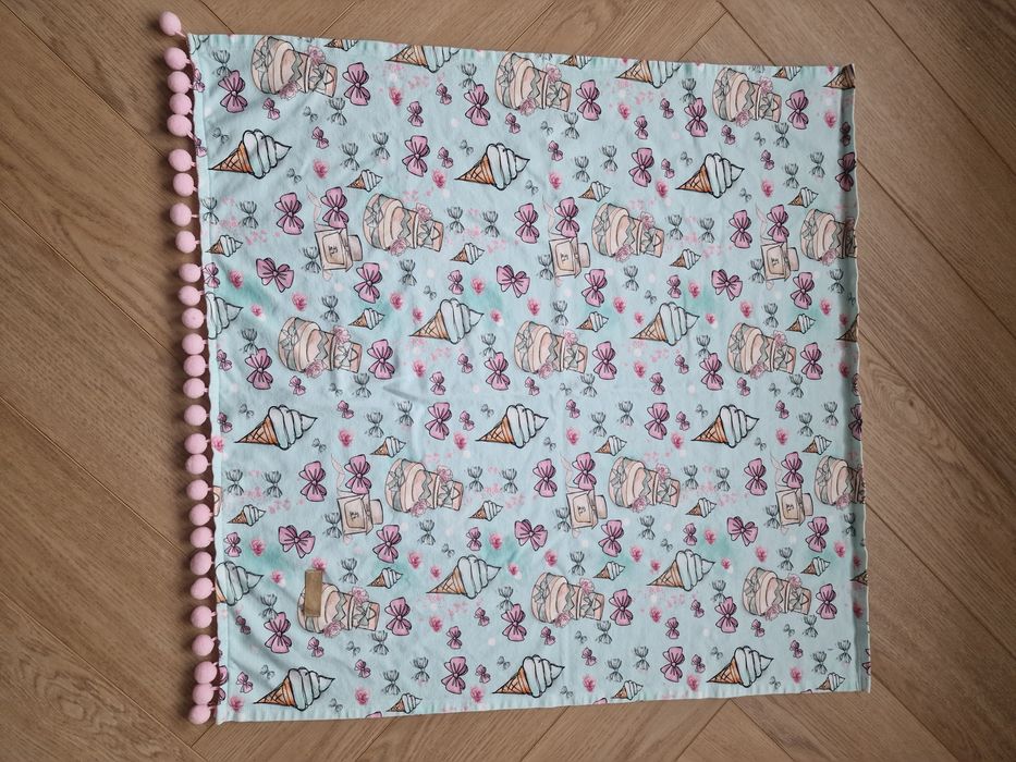 Kocyk small design 74x74 cm pompony