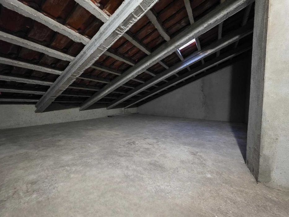 Sotão com 25 m2, espaço amplo para arrumação