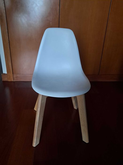 Conjunto de mesa e cadeiras de criança