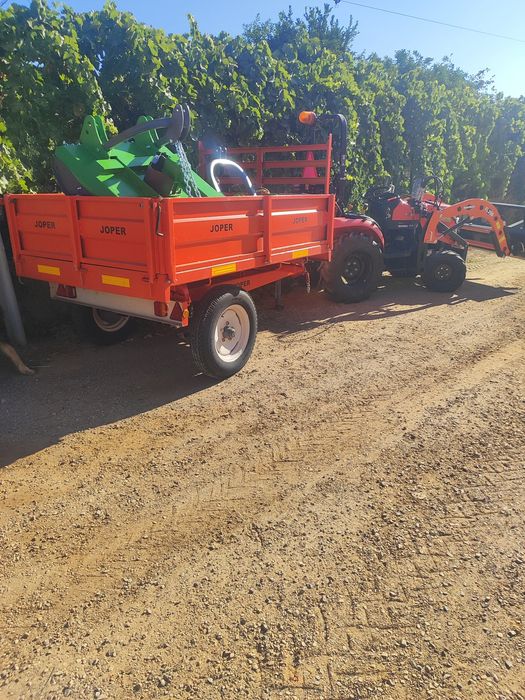 Reboque agrícola tribasculante
